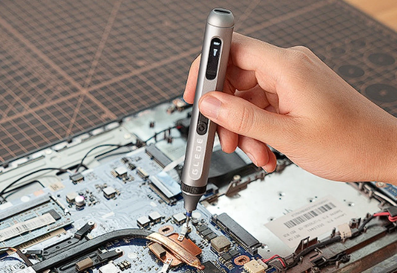 electric screwdriver in use