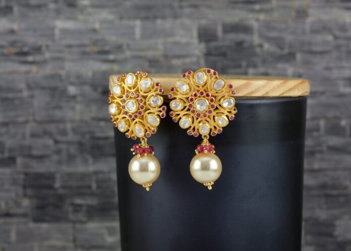 Elegant Earrings for an Evening Out with Friends: Make a Statement in Style