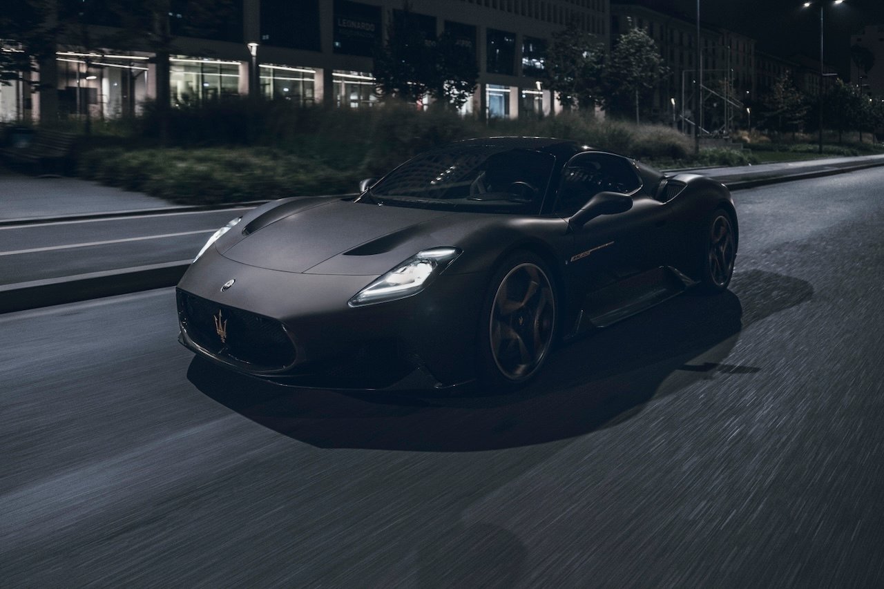 Maserati MC20 Notte glows in the dark