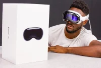 Apple Vision Pro gets unboxed (Video)