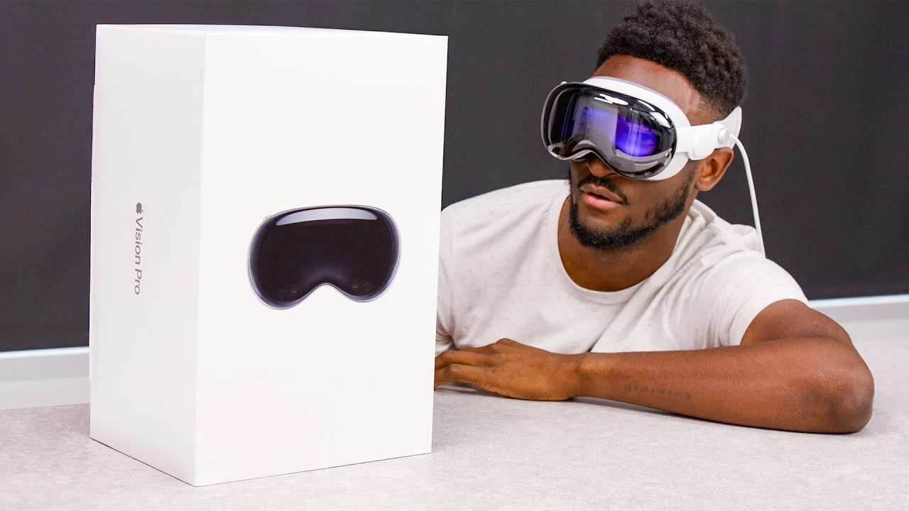 Apple Vision Pro gets unboxed (Video)